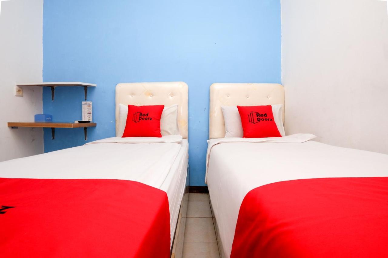 RedDoorz Near Kota Lama Semarang Zewnętrze zdjęcie
